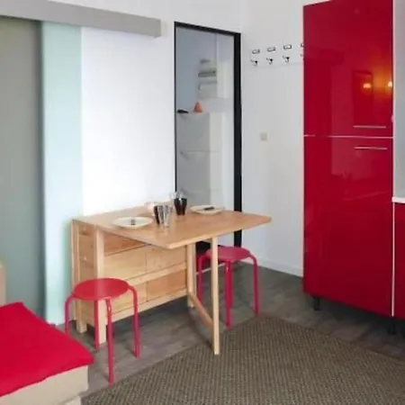 Nid Douillet Pour 2.. A 50 Metres De La * 메르레뱅